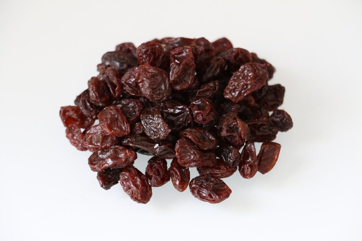 Pistachios and raisins – healthy and natural dryfruits for energy