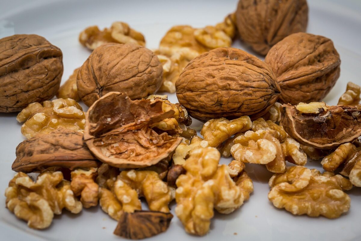 Almonds and walnuts – best dryfruits for brain and heart health